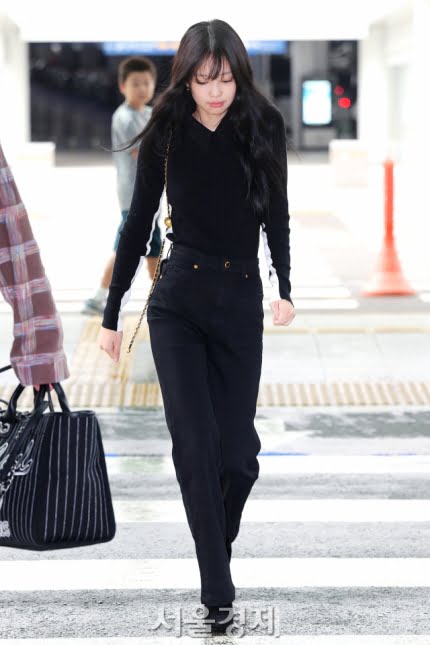 Jennies All Black Airport Outfit is Effortlessly Chic 3