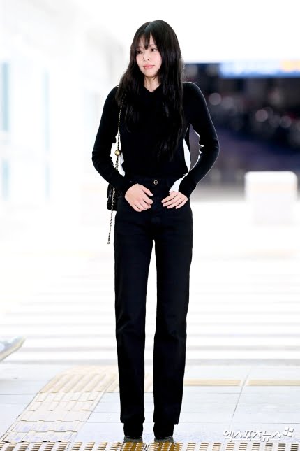 Jennies All Black Airport Outfit is Effortlessly Chic 4