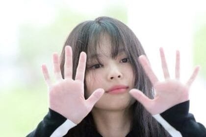 Jennies All Black Airport Outfit is Effortlessly Chic