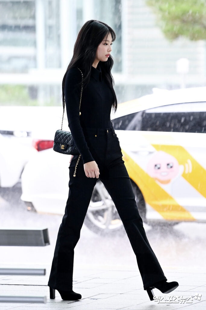 Jennies All Black Airport Outfit is Effortlessly Chic 5