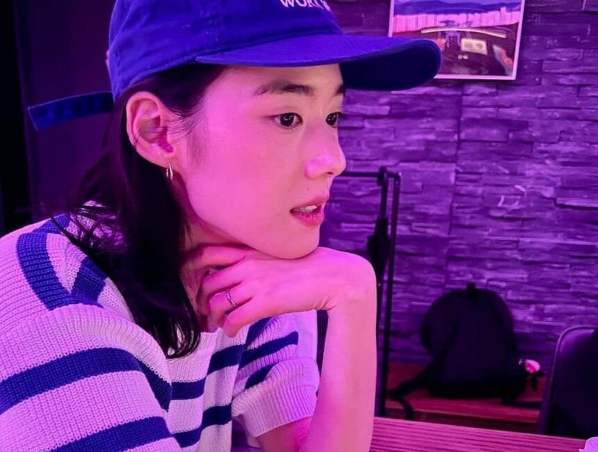 Jung Eun chaes ring on her left ring finger draws attention