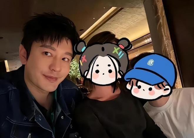3.a selfie photo with her friends