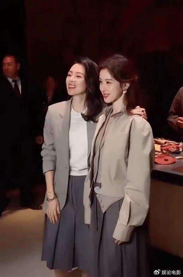 Zhang Ziyi rests her arm on Zhang Zetians shoulder