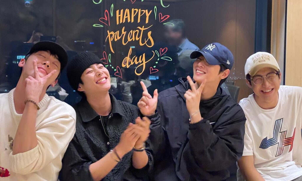 Astro Members Celebrate Parents Day with Moon Sua Moonbins Sister
