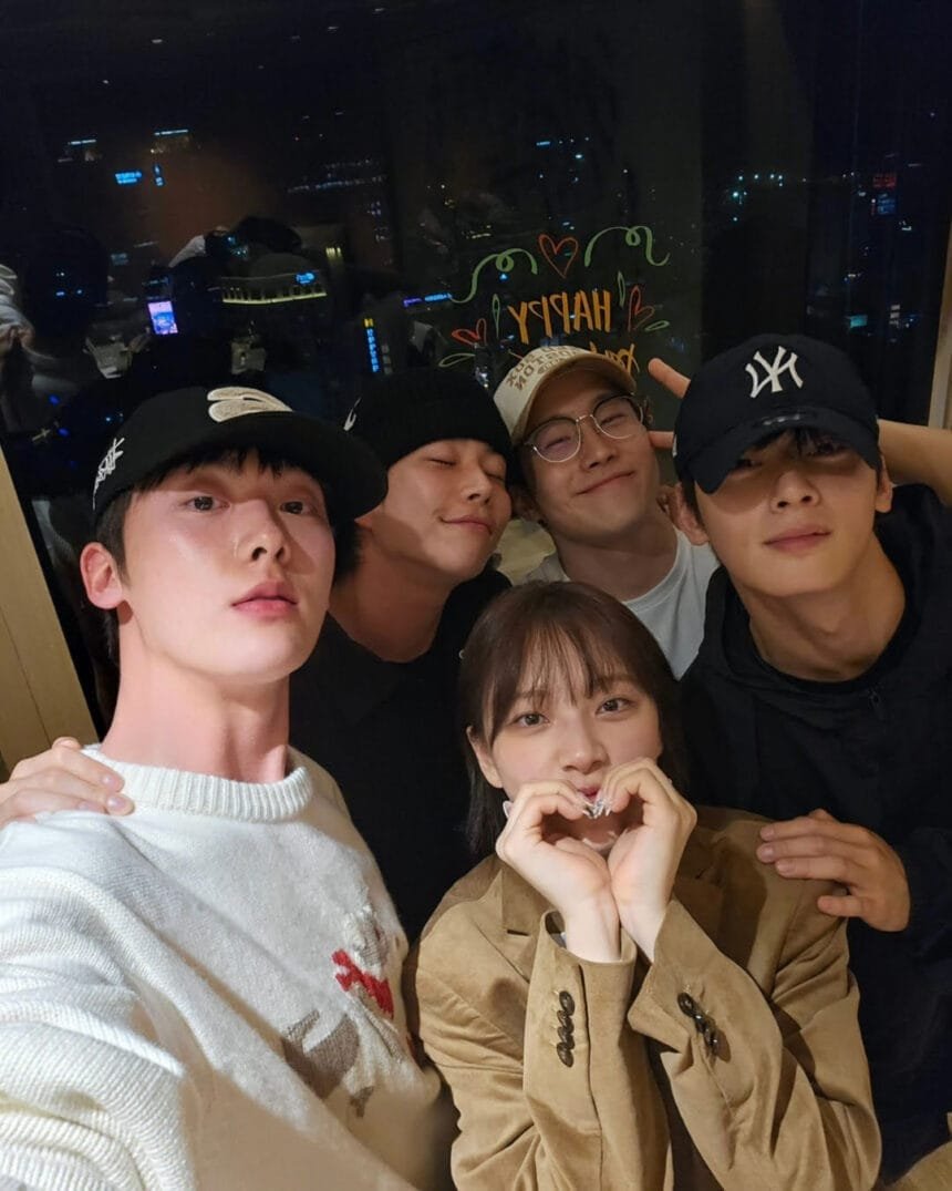 Moon Sua Joins Astro Members for Parents Day Celebration