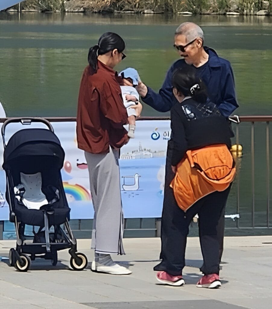 Kim Min hee and Hong Sang soo Seen with Their Newborn Son at Misaho Lake Park