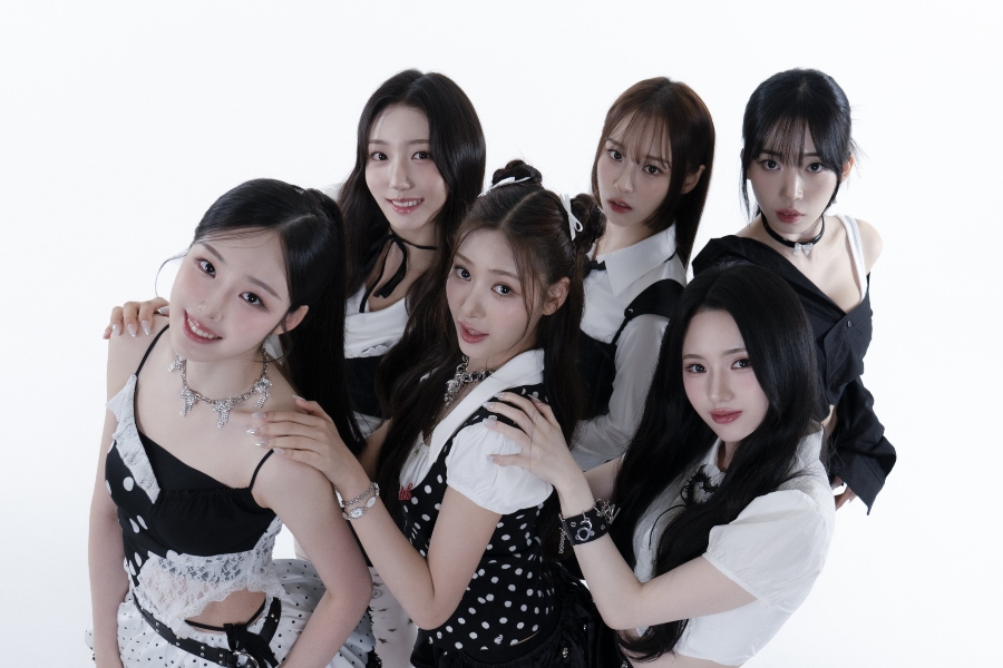 K pop AI Idol Group iii Debut 2025 – Official Lineup Group photo of K-pop idols iii (아이아이아이), featuring members Taeri, Soobin, Eungi, Namkhing, Hana, and Huran, preparing for official debut on August 29, 2025, under Big Ocean ENM.