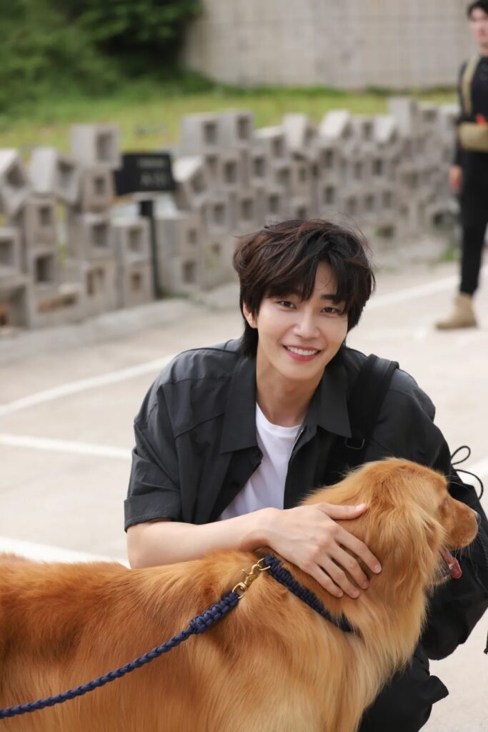 Kim Jae young Pets Dog Genie on ‘My Lovely Journey Set Actor Kim Jae-young gently pets a client’s dog named Genie on the set of Channel A’s ‘My Lovely Journey’.